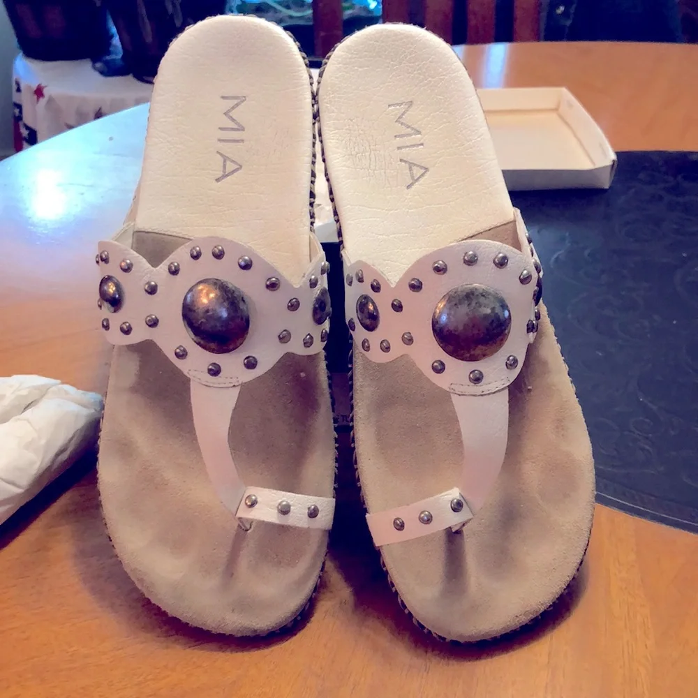 MIA ADDISON White tumbled sandal 10 in original box